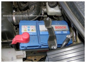 zamena-akkumulyator-bosch-s4-022-45ah-Daewoo_Matiz-Suzuki_Jimny-Nissan_Tiida-Suzuki_Swift